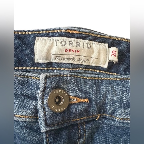 Torrid Floral Embroidered Medium Wash Size 20 Denim Shorts Mid Rise - Picture 6 of 7